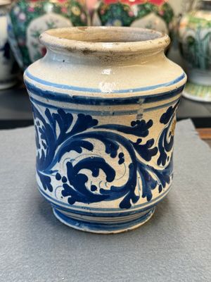 A blue and white Italian maiolica albarello, 16/17th C. — photo 8