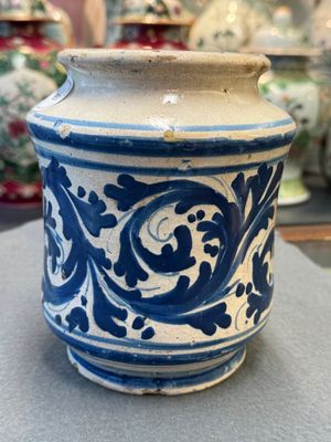 A blue and white Italian maiolica albarello, 16/17th C. — photo 9