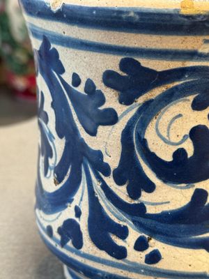 A blue and white Italian maiolica albarello, 16/17th C. — photo 10