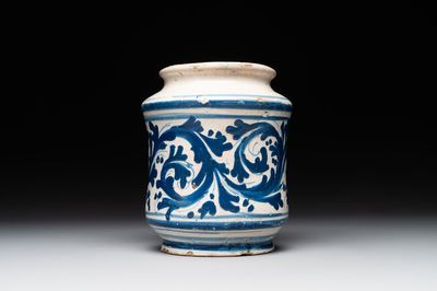 A blue and white Italian maiolica albarello, 16/17th C.