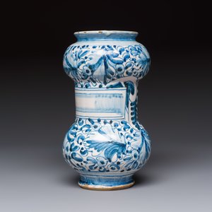A blue and white Italian maiolica albarello with foliage design, Rome, early 17th C. — photo 2