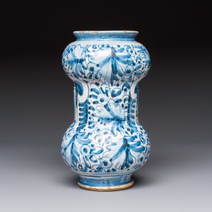 A blue and white Italian maiolica albarello with foliage design, Rome, early 17th C. — photo 3