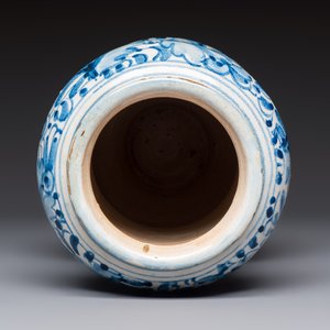 A blue and white Italian maiolica albarello with foliage design, Rome, early 17th C. — photo 5