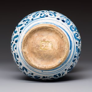 A blue and white Italian maiolica albarello with foliage design, Rome, early 17th C. — photo 6