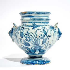A blue and white Italian maiolica armorial pharmacy drug jar, Savona, 18th C. — 照片 3