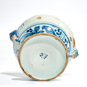 A blue and white Italian maiolica armorial pharmacy drug jar, Savona, 18th C. — 照片 6