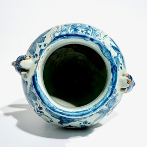 A blue and white Italian maiolica armorial pharmacy drug jar, Savona, 18th C. — 照片 7