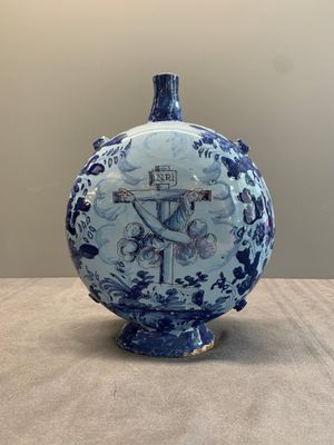 A blue and white Italian maiolica pilgrim flask, Savona, ca. 1700 — photo 1