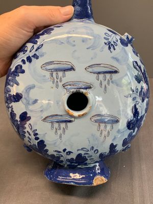 A blue and white Italian maiolica pilgrim flask, Savona, ca. 1700 — photo 11