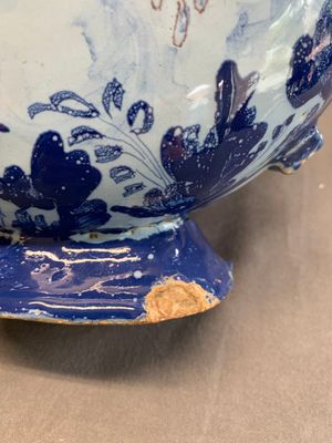 A blue and white Italian maiolica pilgrim flask, Savona, ca. 1700 — photo 17