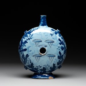 A blue and white Italian maiolica pilgrim flask, Savona, ca. 1700 — photo 3