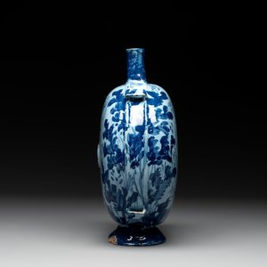 A blue and white Italian maiolica pilgrim flask, Savona, ca. 1700 — photo 4