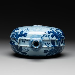 A blue and white Italian maiolica pilgrim flask, Savona, ca. 1700 — photo 5