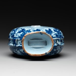 A blue and white Italian maiolica pilgrim flask, Savona, ca. 1700 — photo 6