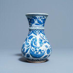 A blue and white Iznik-style vase, probably Samson, France, 19th C. — photo 1