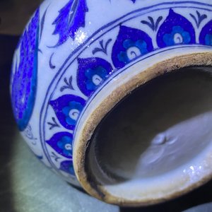 A blue and white Iznik-style vase, probably Samson, France, 19th C. — photo 15