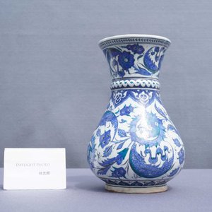 A blue and white Iznik-style vase, probably Samson, France, 19th C. — photo 16