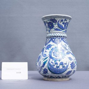 A blue and white Iznik-style vase, probably Samson, France, 19th C. — photo 17