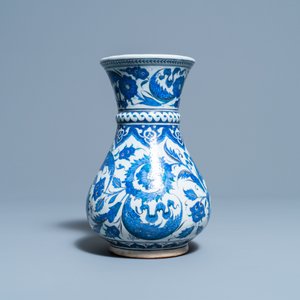 A blue and white Iznik-style vase, probably Samson, France, 19th C. — photo 3