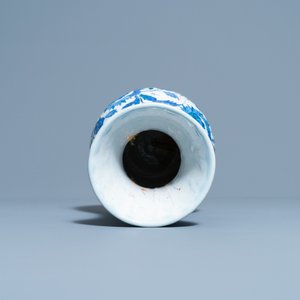 A blue and white Iznik-style vase, probably Samson, France, 19th C. — photo 5