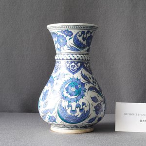 A blue and white Iznik-style vase, probably Samson, France, 19th C. — photo 8