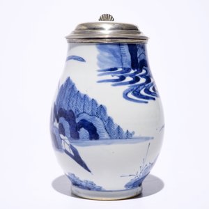 A blue and white Japanese Arita tankard with Dutch silver cover, Edo, 17th C. — photo 4