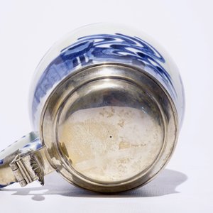A blue and white Japanese Arita tankard with Dutch silver cover, Edo, 17th C. — photo 7