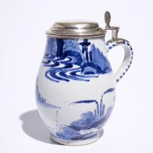 A blue and white Japanese Arita tankard with Dutch silver cover, Edo, 17th C. — photo 9