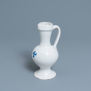 A blue and white jug with a heraldic cross, France or Germany, 17th C. — photo 1