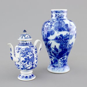 A blue and white jug with cover and a small vase, Kangxi, ca. 1700 — 照片 1