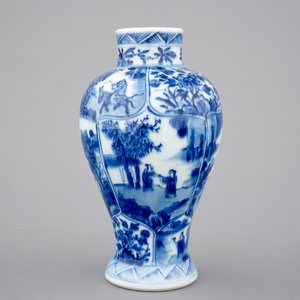 A blue and white jug with cover and a small vase, Kangxi, ca. 1700 — 照片 11