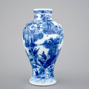 A blue and white jug with cover and a small vase, Kangxi, ca. 1700 — 照片 12