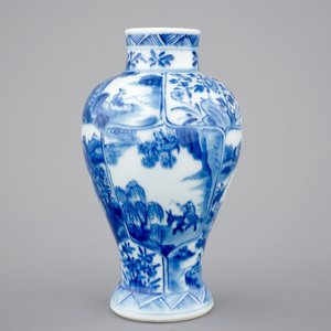 A blue and white jug with cover and a small vase, Kangxi, ca. 1700 — 照片 13
