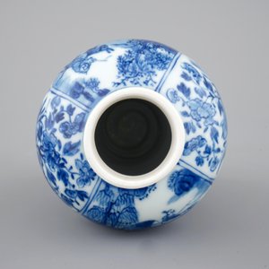 A blue and white jug with cover and a small vase, Kangxi, ca. 1700 — 照片 14