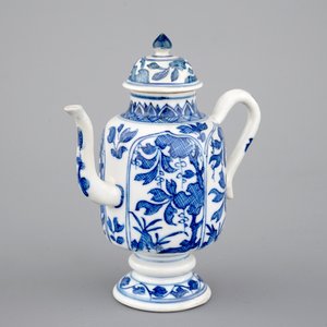 A blue and white jug with cover and a small vase, Kangxi, ca. 1700 — 照片 2