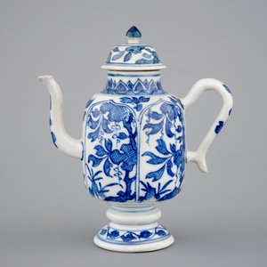 A blue and white jug with cover and a small vase, Kangxi, ca. 1700 — 照片 3