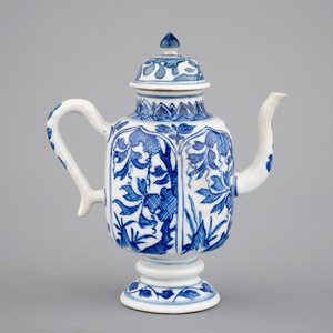A blue and white jug with cover and a small vase, Kangxi, ca. 1700 — 照片 4