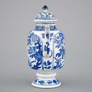 A blue and white jug with cover and a small vase, Kangxi, ca. 1700 — 照片 5
