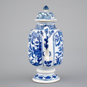 A blue and white jug with cover and a small vase, Kangxi, ca. 1700 — 照片 6