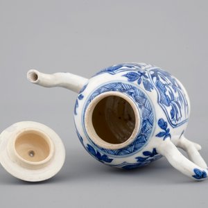 A blue and white jug with cover and a small vase, Kangxi, ca. 1700 — 照片 7