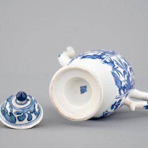 A blue and white jug with cover and a small vase, Kangxi, ca. 1700 — 照片 8