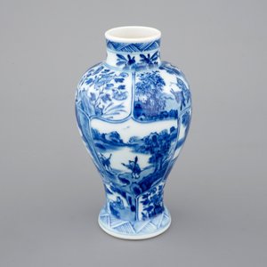A blue and white jug with cover and a small vase, Kangxi, ca. 1700 — 照片 9