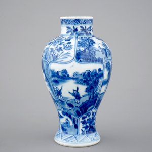 A blue and white jug with cover and a small vase, Kangxi, ca. 1700 — 照片 10
