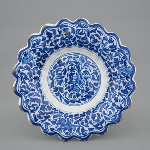 A blue and white lobed dish, probably Haarlem, 17th C. — 照片 1