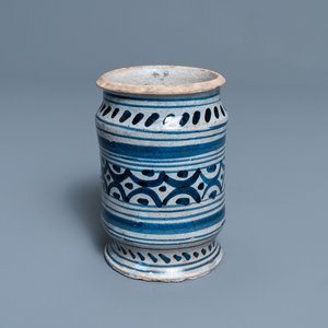 A blue and white maiolica albarello, Northern Netherlands, early 17th C. — 照片 1