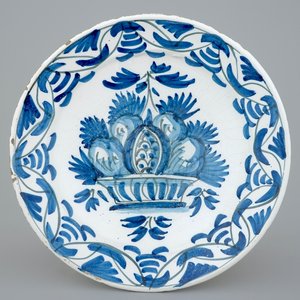 A blue and white maiolica dish with a fruit basket, Friesland, 18th C. — 照片 1