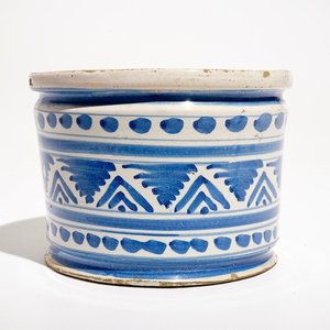 A blue and white maiolica ornamental albarello or ointment pot, The Netherlands, 17th C. — 照片 1
