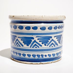 A blue and white maiolica ornamental albarello or ointment pot, The Netherlands, 17th C. — 照片 2
