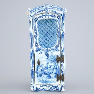A blue and white model of a sedan chair in Dutch Delft style, France, 19th C. — photo 2