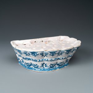 A blue and white Moustiers faience flower holder, France, 18th C. — 照片 1